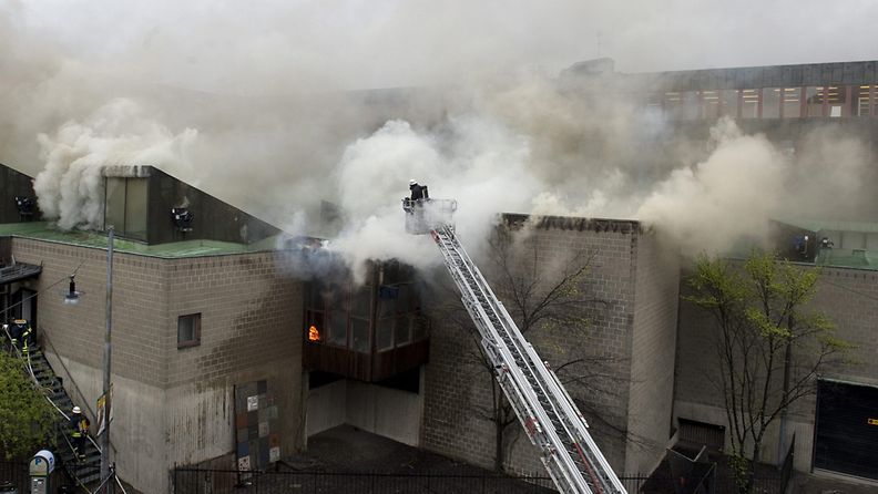 Palomiehet yrittivät sammuttaa arkkitehtikoulussa syttynyttä tulipaloa Tukholmassa 4. toukokuuta 2011. (EPA)