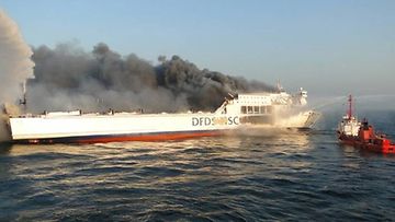 Lisco Gloria -matkustaja-aluksen tulipalo Itämerellä 9.10.2010.(EPA)
