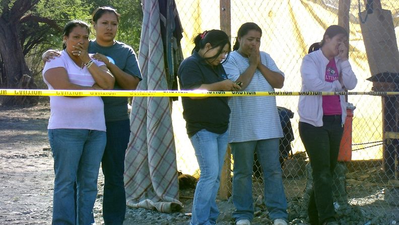 Kaivosmiesten omaiset odottavat uutisia läheistensä kohtalosta. Kuusi kaivosmiestä on löydetty kuolleena Pohjois-meksikossa sattuneen kaivosturman jälkeen. Kahdeksan yhä kateissa olevan oletetaan myös kuolleen.