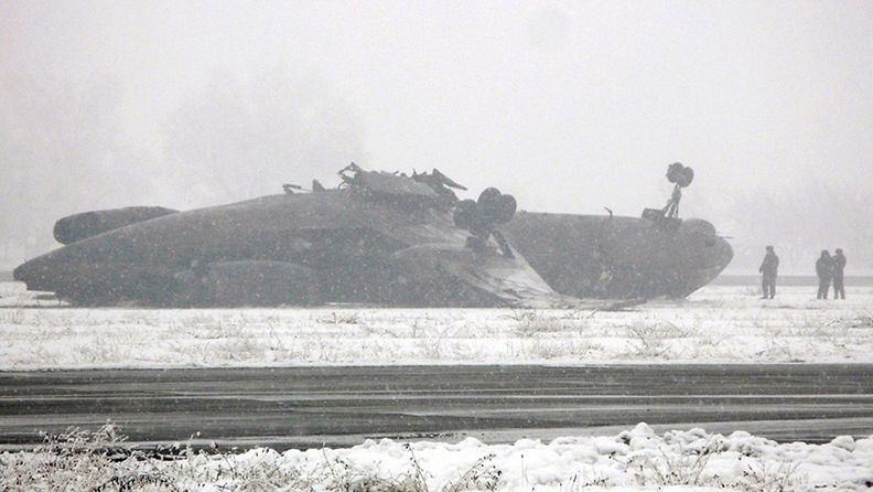 Laskeutumassa ollut lentokone kiepahti nurin ja syttyi palamaan Oshin kaupungissa Kirgisiassa 28. joulukuuta 2011.