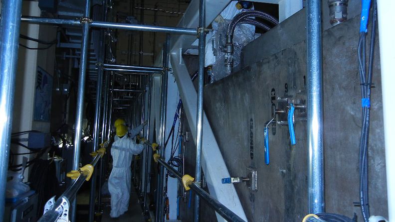 Japanilaisen energiayhtiö Tepcon 9.6.2011 julkistama valokuva Fukushiman ydinvoimalan työntekijöistä, jotka käsittelevät saastunutta jäähdytysvettä.