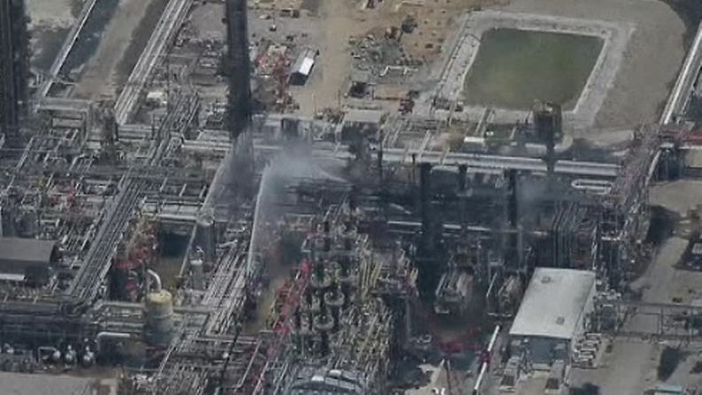 Kemikaalitehtaalla tapahtuneessa räjähdyksessä kuoli ainakin yksi työntekijä. Kuva AP:n videomateriaalista.