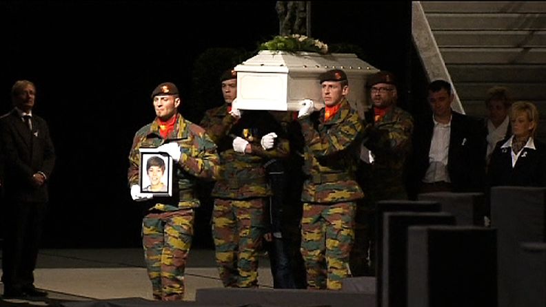 Belgian Lommelissa on siunattu hautaan 15 lommelilaista koululaista ja kaksi aikuista. 