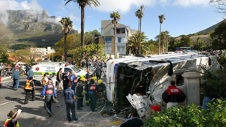 Liikenneonnettomuudet ovat yleisiä Etelä-Afrikassa. Vuonna 2005 neljä lasta sai surmansa koulubussin kolaroidessa Kapkaupungissa.