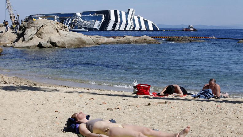 Costa Concordia -turmalaivasta on tullut osa maisemaa Giglion saarella. Kuva on keväältä 2012.