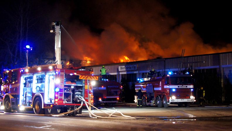 Merivirta Oy:n teollisuushallin tulipalo levitti sankkaa savua Somerolla.