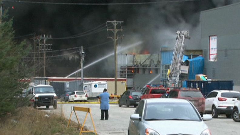 Räjähdyksen aiheuttama tulipalo levitti ympäristöön paksua savua. 