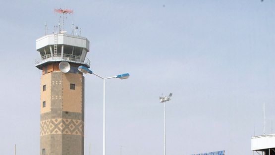 Ihmisiä Sana'an kansainvälisellä lentokentällä onnettomuuspäiävnä. (EPA)