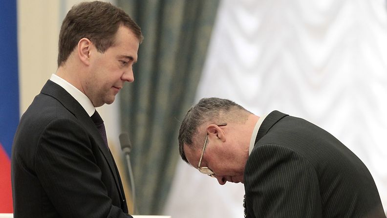Presidentti Dmitri Medvedev luovutti ansiomerkit Tshernobylin ydinvoimalan siivoustöihin osallistuneille. 