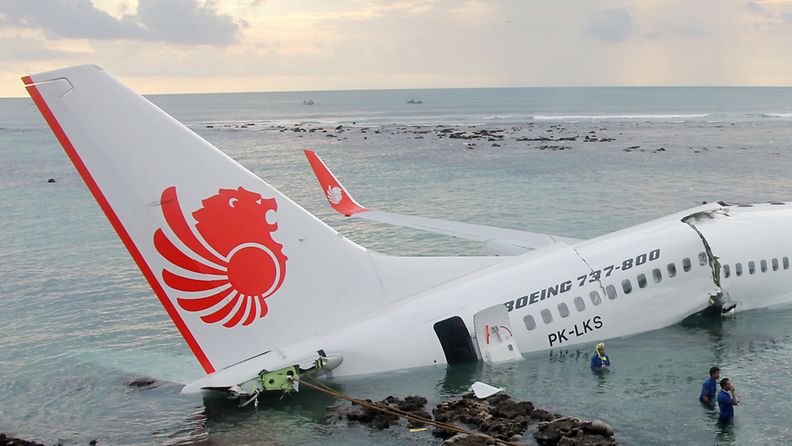 Matkustajakone on suistunut epäonnistuneen laskun päätteeksi mereen Indonesiaan kuuluvalla Balin saarella. 