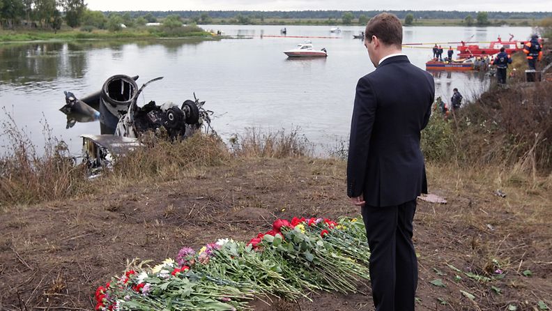 Venäjän presidentti Dmitri Medvedev vieraili turmapaikalla Jaroslavlissa tänään. Medvedev piti hiljaisen hetken urhien muisoa kunnioittaakseen.