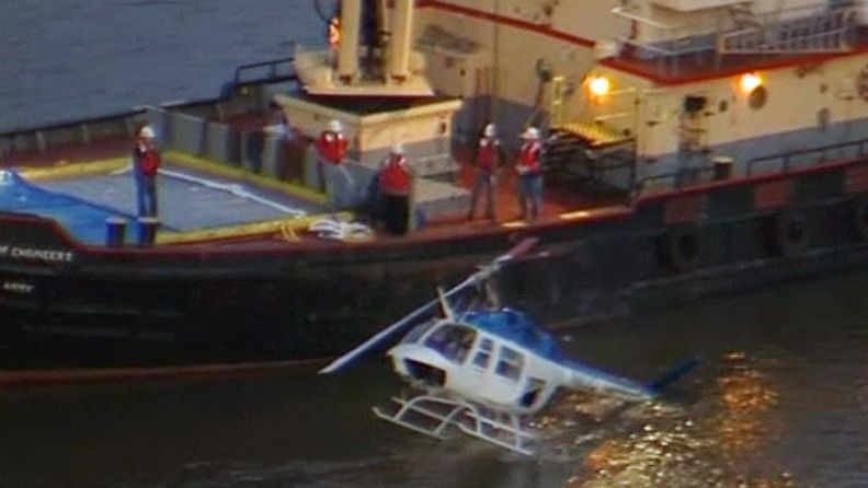 Turisteja kuljettanut helikopteri putosi toissapäivänä East River -jokeen New Yorkissa.