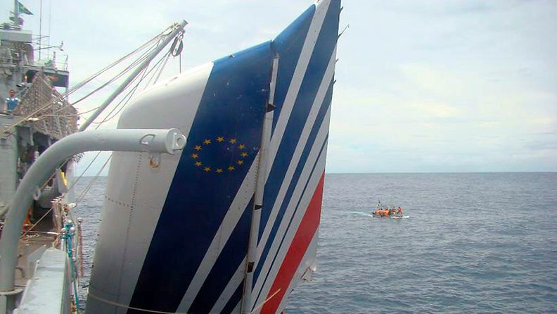 Air Francen turmakoneen siipi lyödettiin merestä noin viikko onnettomuuden jälkeen. 