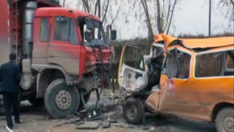 18 lasta kuoli koulukuljetuksiin käytetyn minibussin ja kuorma-auton törmäyksessä Kiinassa.