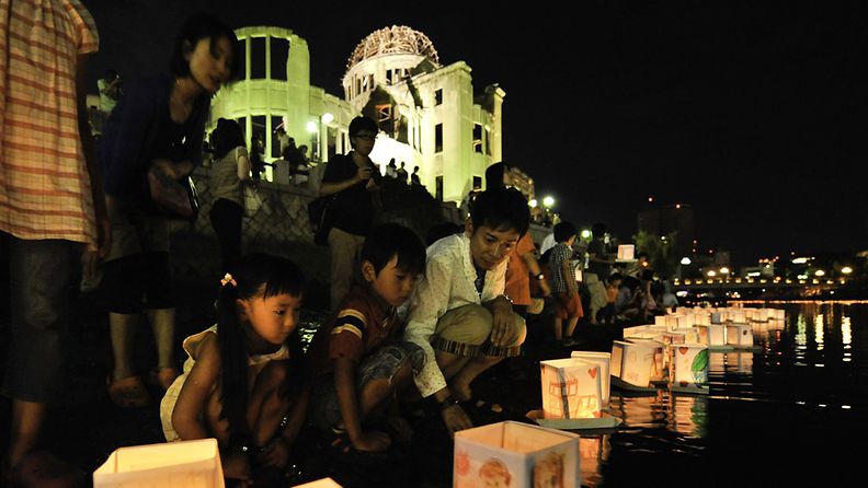  epa02857049 Residents float paper lanterns on the Motoyasu River to honour the victims of the world's first atomic bombing in Hiroshima, Japan, 06 August 2011, to mark the 66th anniversary of the 1945 atomic bombing.