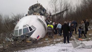 Kaksi ihmistä kuoli ja kymmeniä loukkaantui, kun venäläinen matkustajakone teki hätälaskun moskovalaiselle kentälle 4. joulukuuta 2010. (EPA)