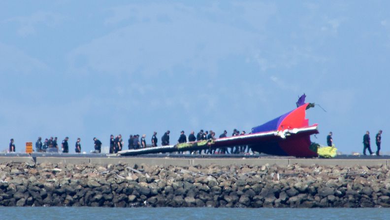 Onnettomuustutkijat Boeing 777:n hylyn äärellä.