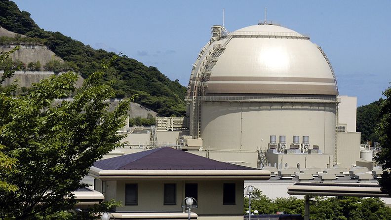Arkistokuva vuodelta 2004 Ohin ydinvoimalasta Japanista.