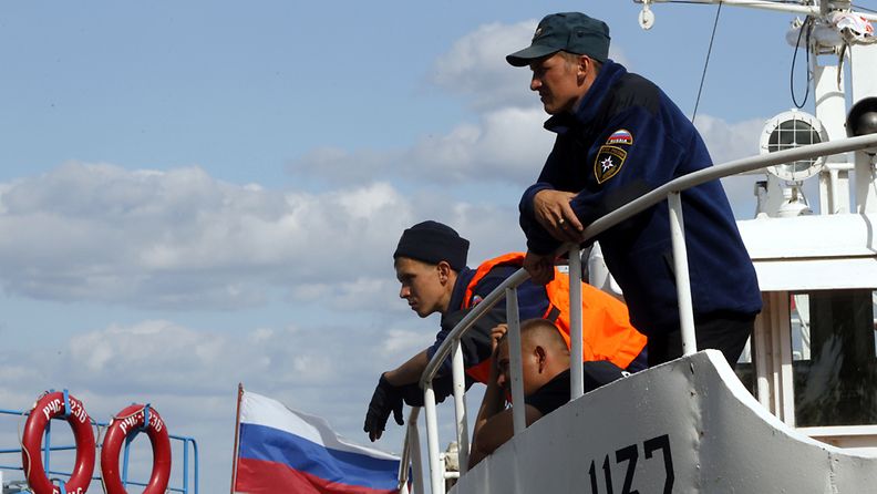 Pelastustyöntekijät valmistautuvat ruumiiden nostoon Volgalla sattuneen laivaturman jälkeen 12.7.2011. Kuva: EPA