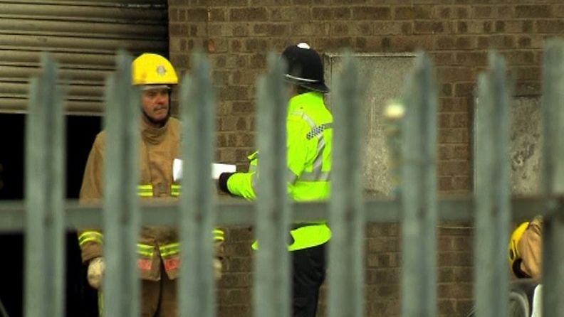 Lincolnshiressa viisi henkilöä on saanut surmansa räjähdyksessä 13. heinäkuuta 2011. Räjähdyksen epäillään aiheutuneen laittoman viinan valmistuksesta. Kuva: APTN/Sky News