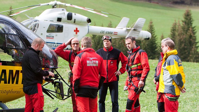 Pelastusmiehistö seisoopelastushelikopetereiden ympärillä Tyrolin  Praegratenissa Itävallassa
