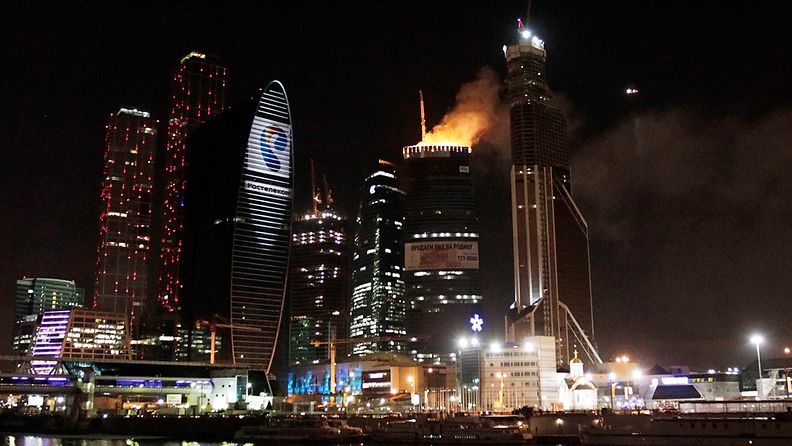 Keskeneräinen pilvenpiirtäjä syttyi tulen Moskovassa.