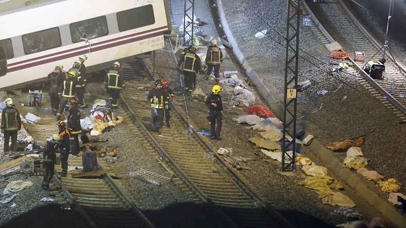 Palomiehet työskentelevät junaturman uhrien pelastamiseksi Pohjois-Espanjassa.