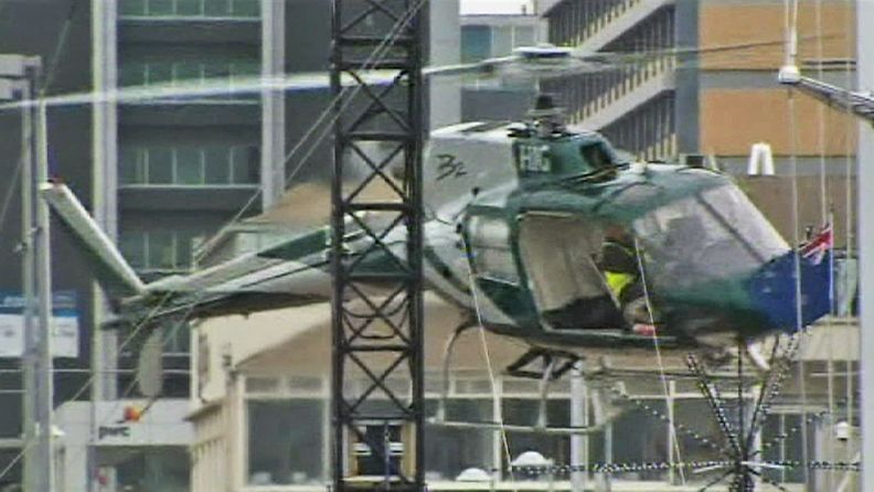 Joulukuusen pystytystöissä avustanut helikopteri katkesi sen roottorin osuttua siltarakennelmiin.