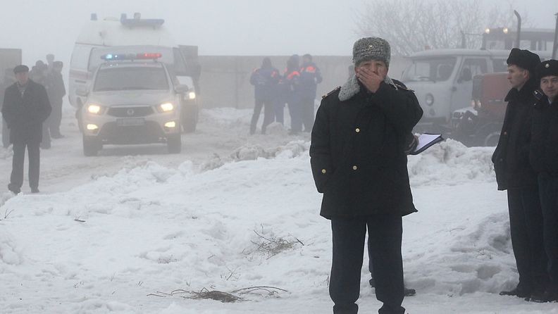 Kazakstanilaiset poliisit vartioivat Almatyn ulkopuolella lähellä SCAT-lentoyhtiön matkustajakoneen putoamispaikkaa 29.1.2013  