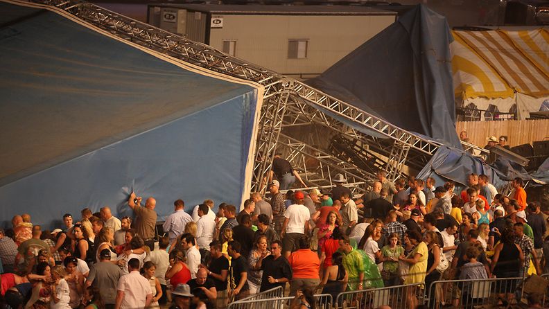 Voimakas tuulenpuuska romahdutti esiintymislavan Indianapolisissa, Yhdysvalloissa.
