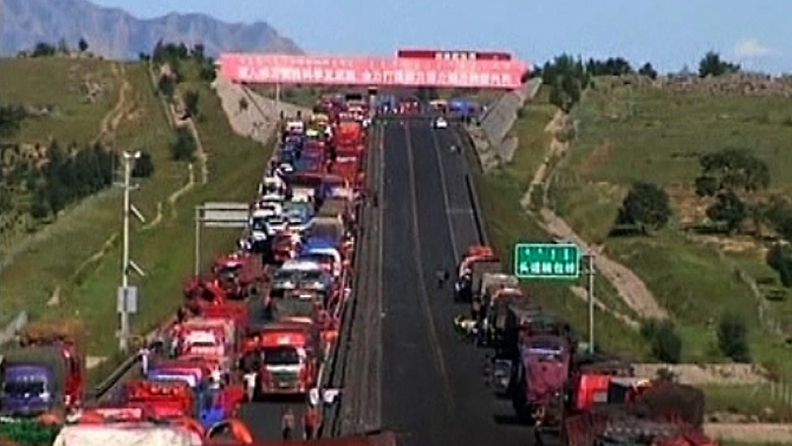 Useita ihmisiä sai surmansa yli 30 rekka-auton kolarissa Mongoliassa. (APTN)