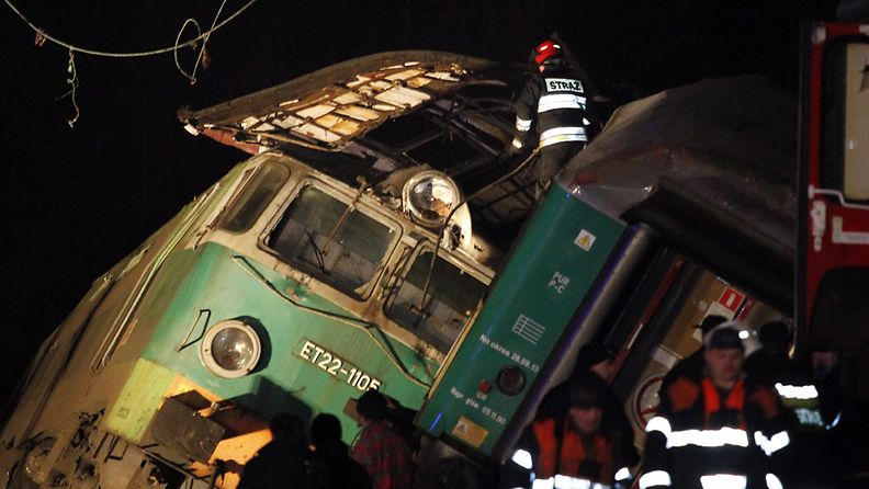 Useita ihmisiä on kuollut Etelä-Puolassa sattuneessa junaturmassa 3. maaliskuuta 2012.