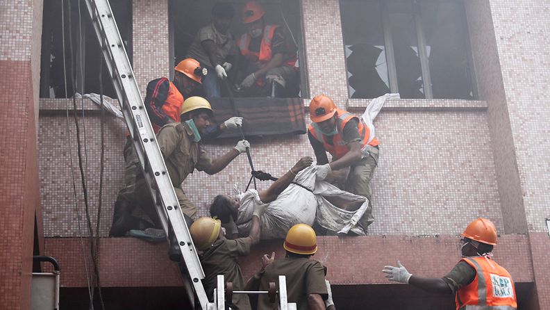 Potilaita evakuoitiin myös ikkunoista kalkuttalaisen sairaalan tulipalossa.