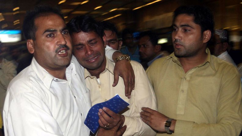 Omaiset ovat ottaneet vastaan musertuneina tiedon Islamabadiin matkalla olleen matkustajakoneen putoamisesta. Kaikkien kyydissä olleiden pelätään menehtyneen.