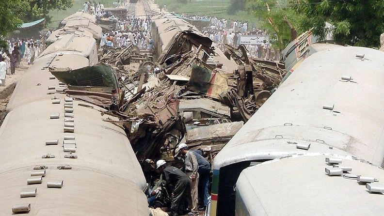 Tällaista tuhoa sai aikaan kolmen junan törmäys Pakistanissa vuonna 2005. Kuva: EPA