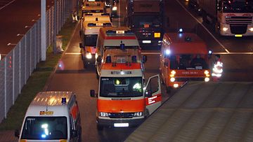 Lisco Gloria -matkustaja-aluksen tulipalo Itämerellä 9.10.2010.(EPA) Ambulansseja valmiina ottamaan palavasta matkusta-aluksesta pelastettuja matkustajia Kielissä, Saksassa.