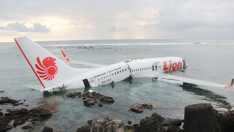 Matkustajakone on suistunut epäonnistuneen laskun päätteeksi mereen Indonesiaan kuuluvalla Balin saarella. 