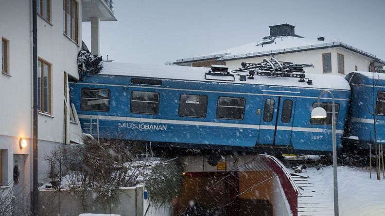 Juna ajoi seinään Tukholman lähiössä 15.1.2013.