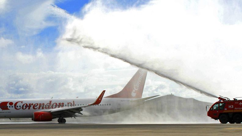 Paloautot suihkuttavat vettä tuleen syttyneen Corendon Airlinesin lentokoneen päälle Turkin Antalyassa 13. lokakuuta 2012.