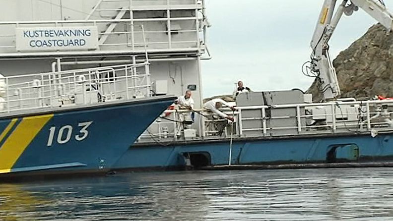 Ruotsin rannikkovartioston alus öljyntorjuntatoimissa Tjörnin saaren edustalla Lounais-Ruotsissa.