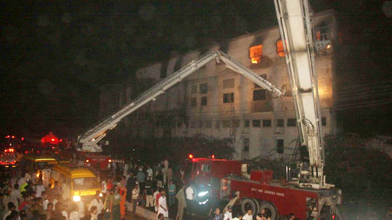 Karachissa sattuneessa vaatetahtaan palossa on kuollut yli 60 ihmistä.