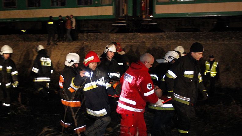 Useita ihmisiä on kuollut Etelä-Puolassa sattuneessa junaturmassa 3. maaliskuuta 2012.