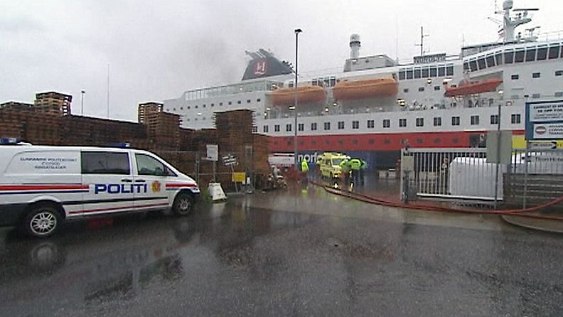 Nordlys-alus hinattiin savuavana Ålesundin satamaan. 