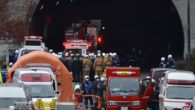 Pelastustyöntekijöitä ja ambulansseja Sasago-tunnelin edustalla 80 kilometriä Tokiosta länteen. 