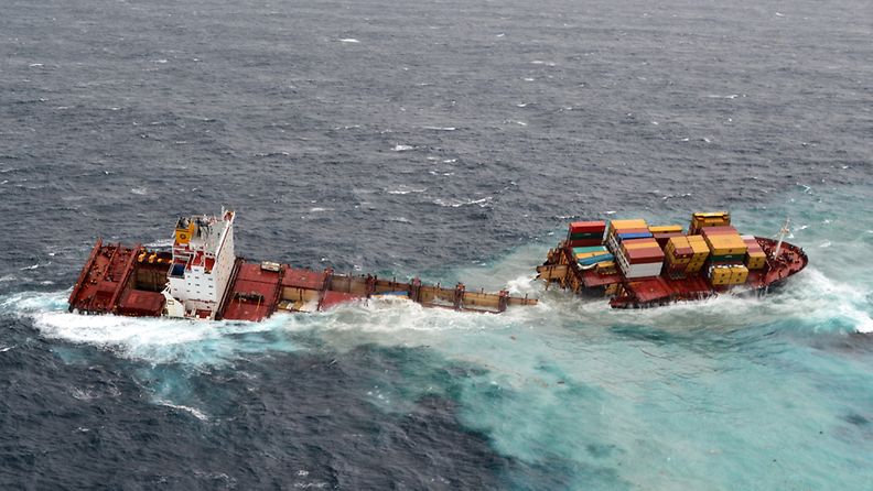Rahtilaiva Rena katkesi kahtia myrskyssä Uudessa-Seelannissa 8. tammikuuta 2012.