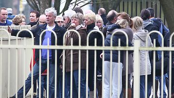 Bussiturmassa olleiden uhrien omaisia Steksken koululla Lommelissa Belgiassa. 