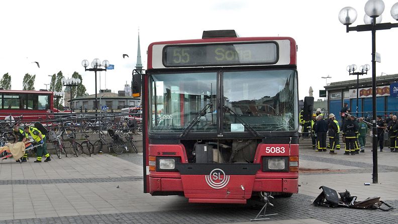Bussi syöksyi yleisön joukkoon Tukholman maratonin aikana 28.5.2011. Kuva: EPA