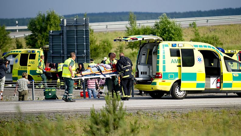 Parikymmentä turistia loukkaantui bussiturmassa Ruotsissa 10.6.2011. Poliisin mukaan bussi saattoi ajaa liian kovaa vauhtia jyrkkään mutkaan.