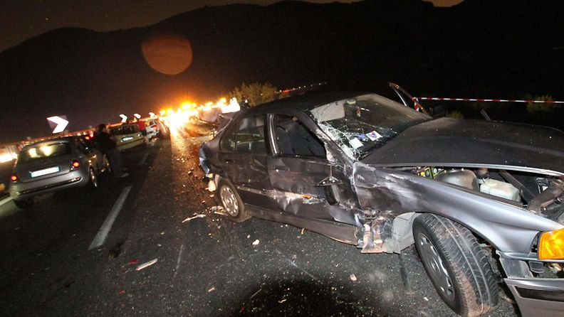 Linja-auto-onnettomuuden tapahtumapaikka Etelä-Italiassa