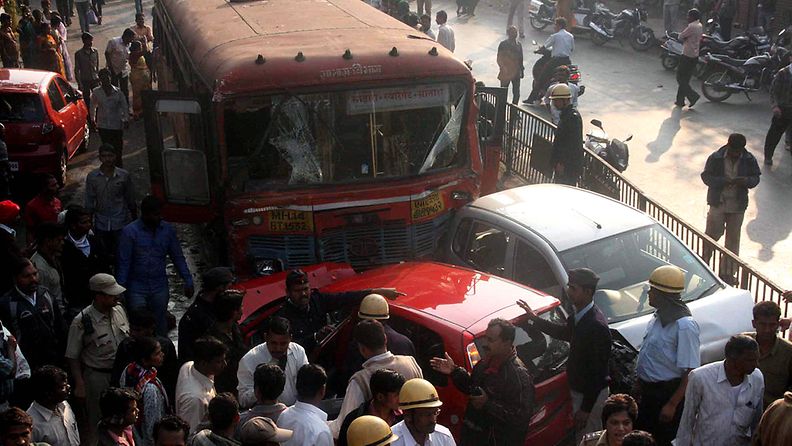 Yhdeksän ihmistä kuoli bussinkuljettajan kaahatessa kaupungin keskustassa Intiassa. 